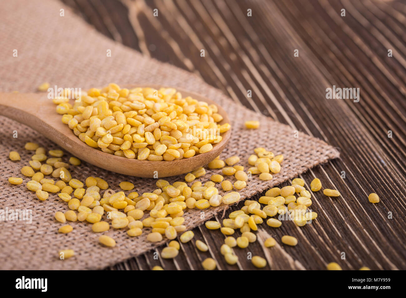 Close up Mung Bohnen in hölzernen Löffel auf Holzbrett Hintergrund Stockfoto