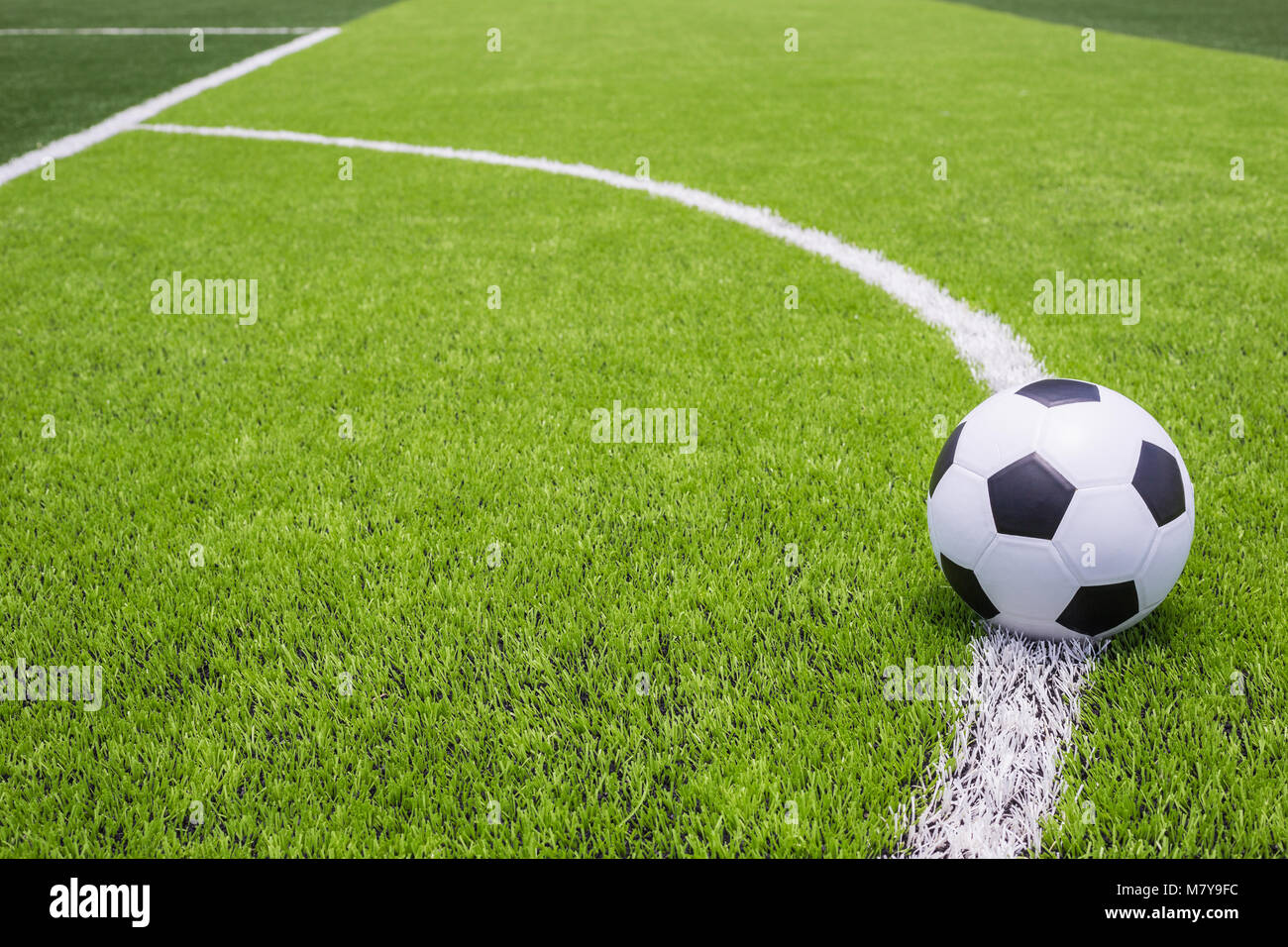 Im klassischen Fußball auf künstliche Hell und Dunkel Grün Gras am Freibad, Fußball oder futsal Stadion Stockfoto