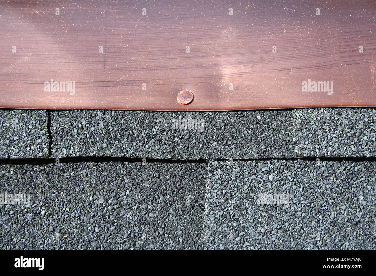 Schwarze Asphalt Dachschindeln mit Kupfer blinken Stockfoto