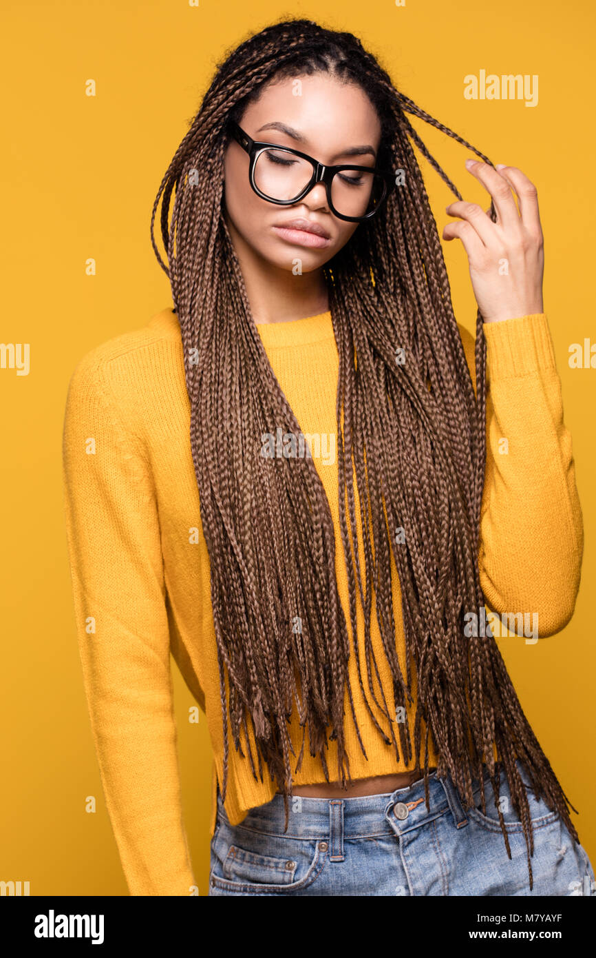 Portrat Der Jungen Schonen Afrikanischen Amerikanischen Jugendlichen Madchen Mit Langen Zopfen Frisur Und Modische Brillen Gelber Hintergrund Stockfotografie Alamy