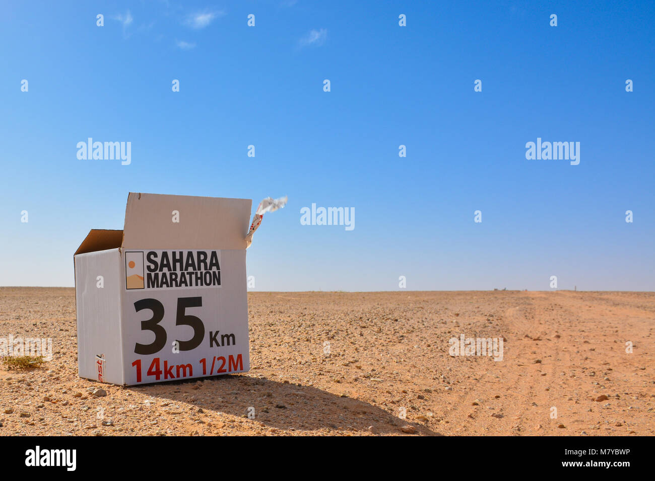 Kilometerstand info auf Sahara Marathon. Stockfoto