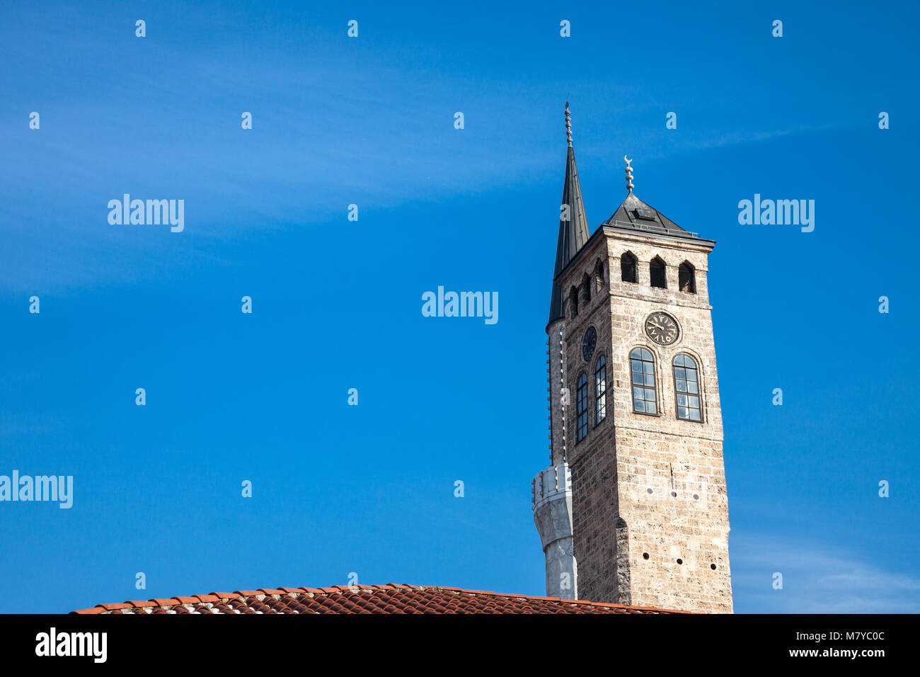 Minarett der Gazi Husrev Beg-moschee Moschee neben der Uhrturm von Sarajevo Basar, in Bosnien und Herzegowina Bild der Gazi-Husrev Bey Moschee, nex Stockfoto