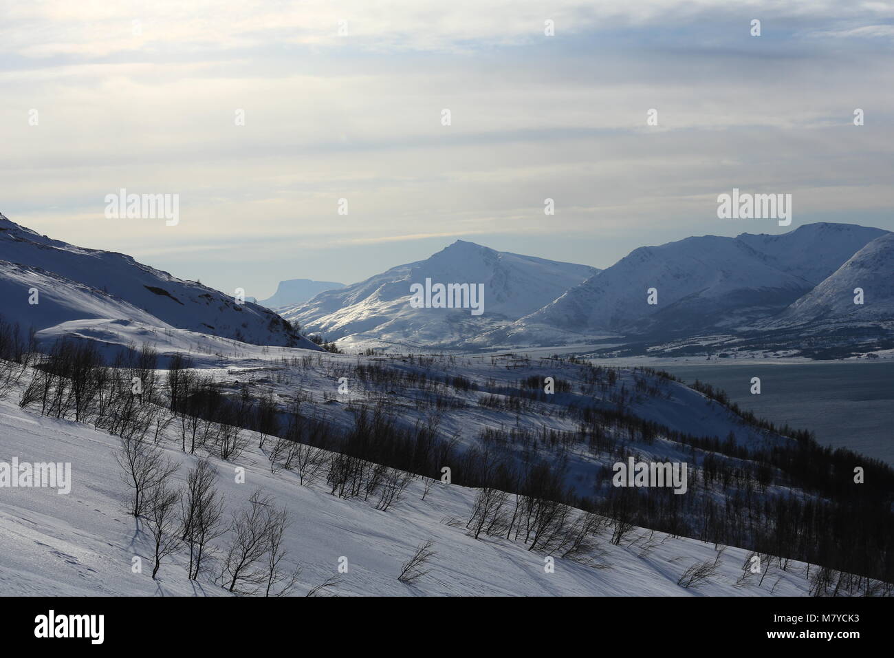 Berge, Sonne, strahlend blauer Himmel, Nebel. Stockfoto