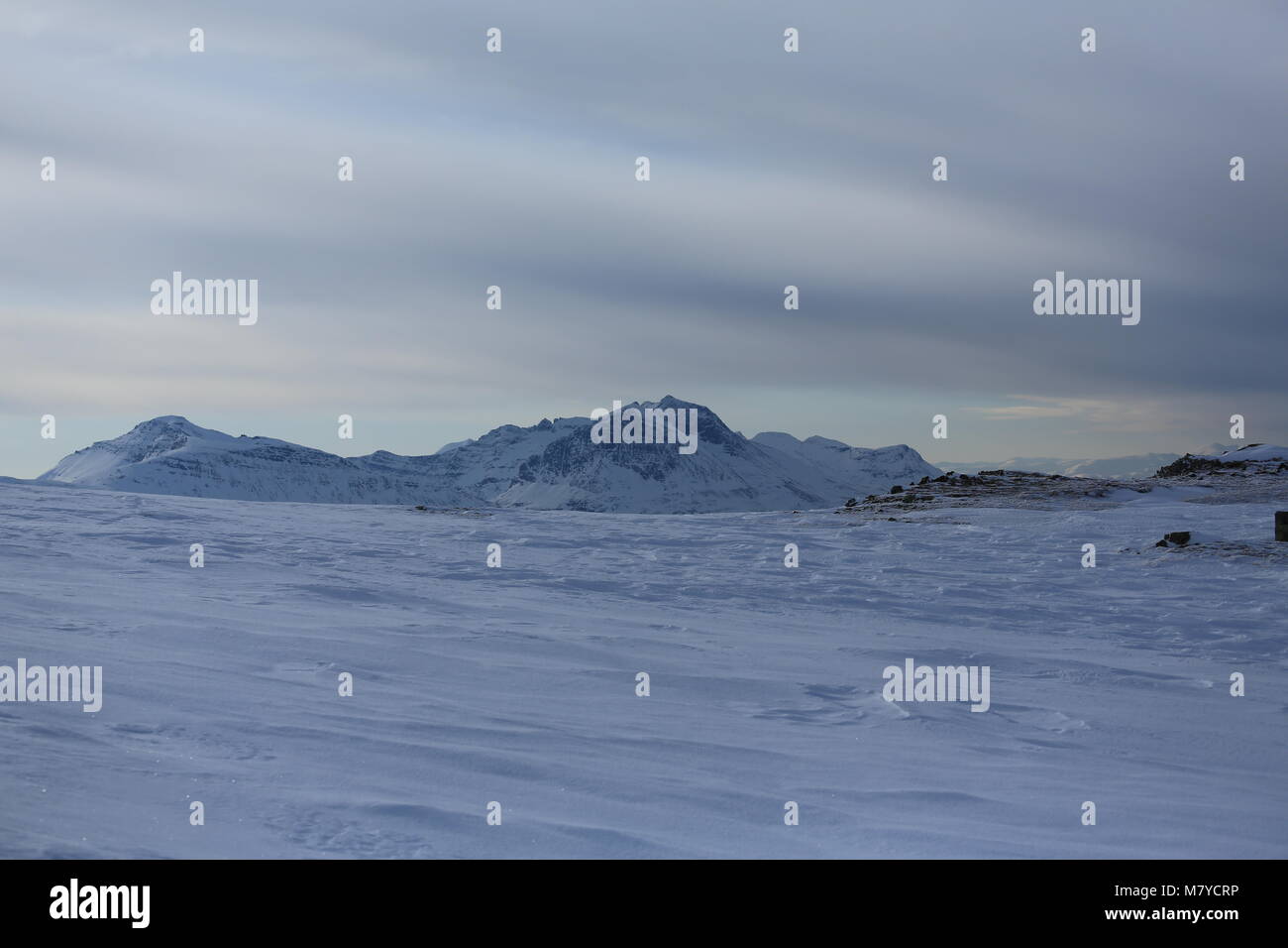 Berge, Sonne, strahlend blauer Himmel, Nebel. Stockfoto