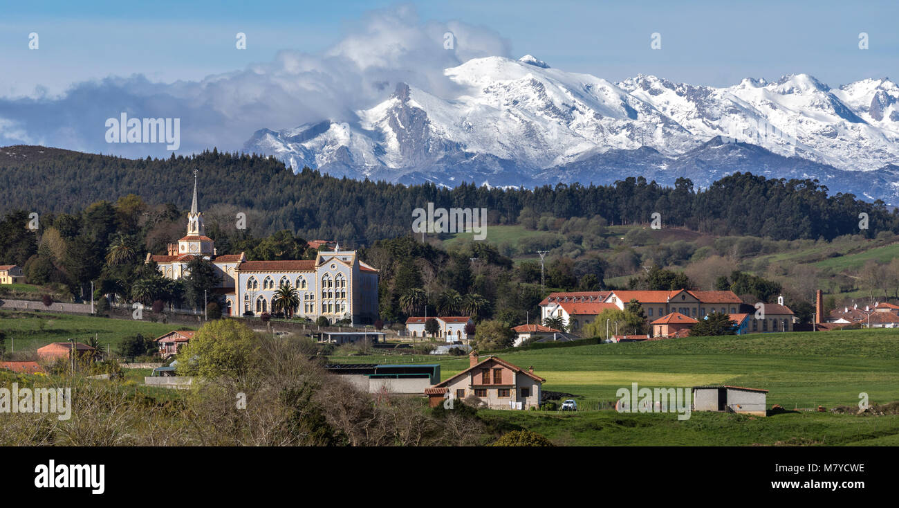 Blick auf die Berge in der Nähe der kleinen Stadt Corbreces in der Region Kantabrien im Norden Spaniens. Stockfoto