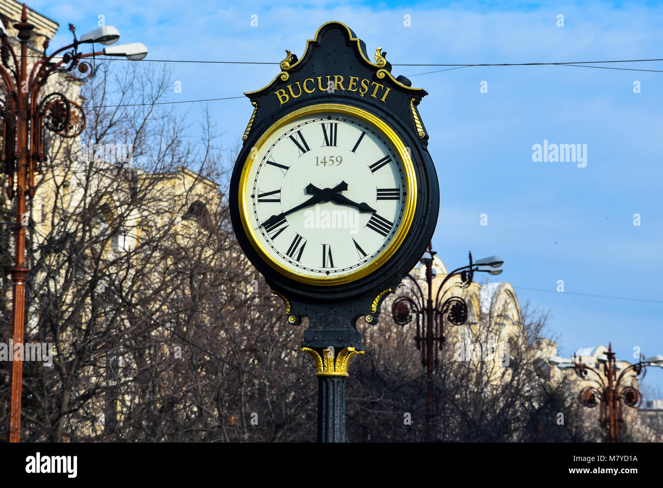 Bukarest, Rumänien. Februar 3, 2017. Alte Uhr an der Union Boulevard (Bulevardul Unirii) Stockfoto