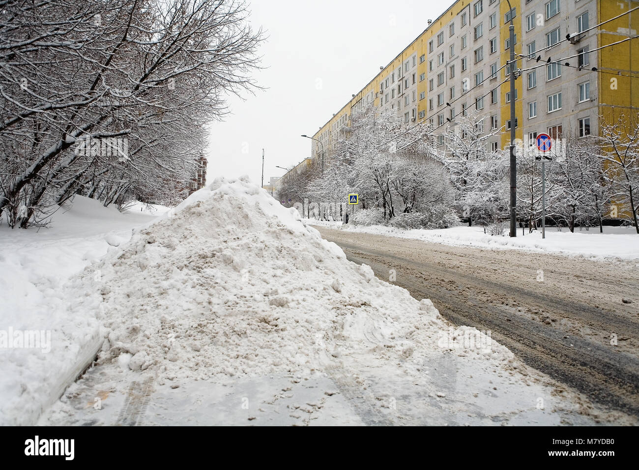 Moskau, Russland, 31. Januar 2018: Eine ältere Frau will die Straße überqueren. Stockfoto