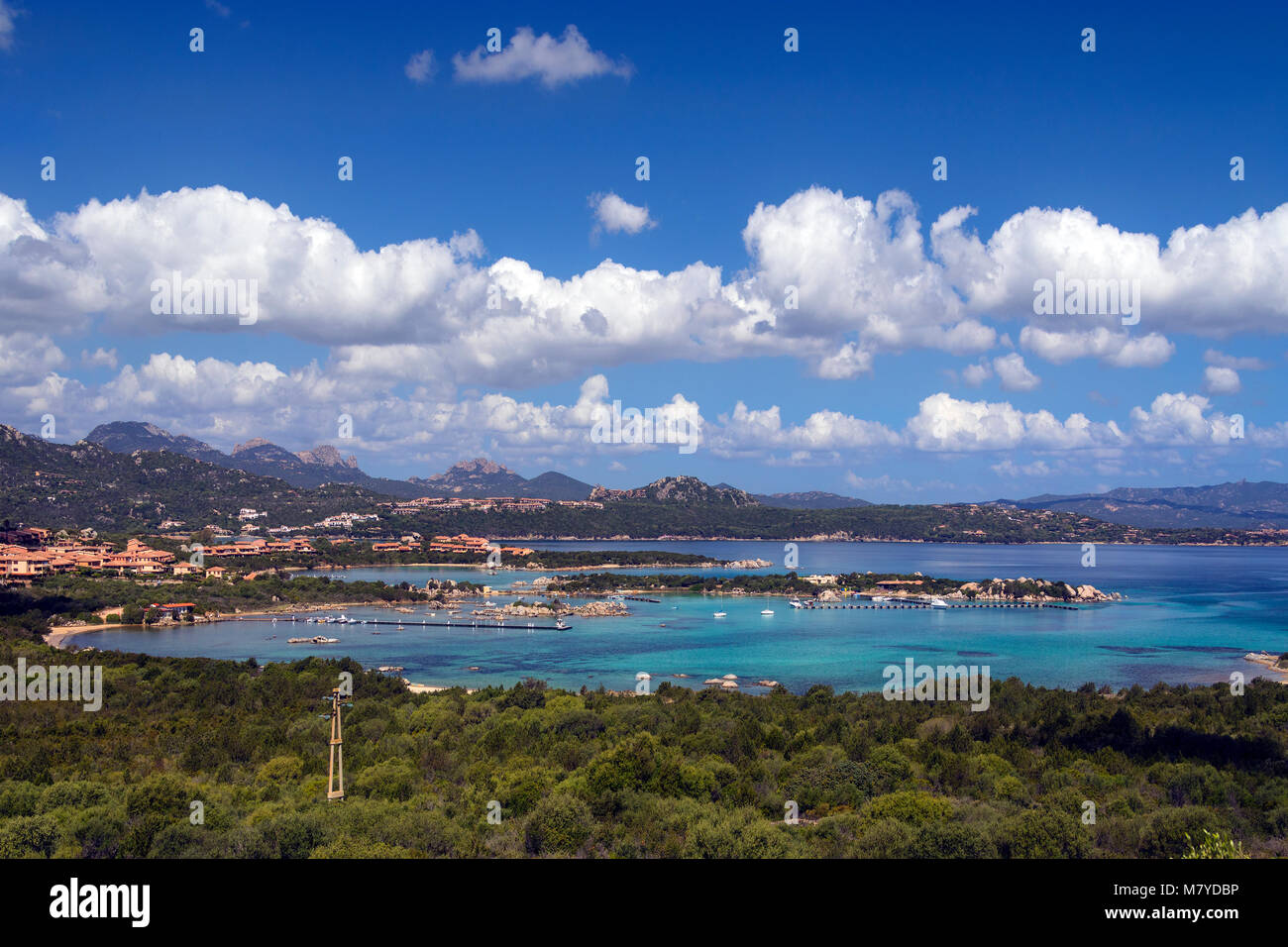 Die Küste von Baia Sardinia auf den Nordosten der Insel Sardinien, Italien. Stockfoto