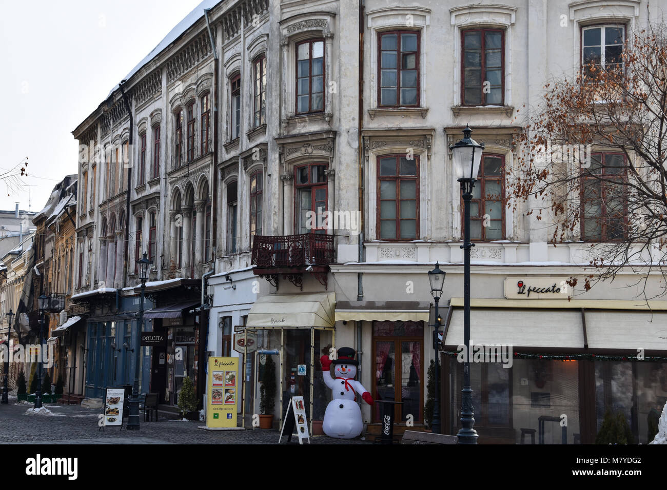 Bukarest, Rumänien. Februar 3, 2017. Geschäfte und alte Gebäude in der Altstadt (Centru Vechi) Stockfoto