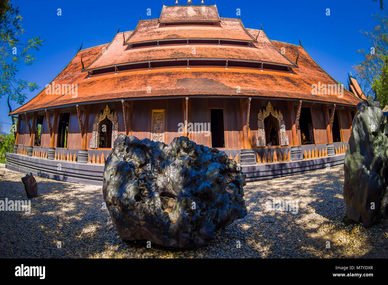 CHIANG RAI, THAILAND - Februar 01, 2018: Die Schöne im Blick auf das Schwarze Haus oder Baandam Museum Dach Aussicht, mit riesigen Felsen vor Stockfoto