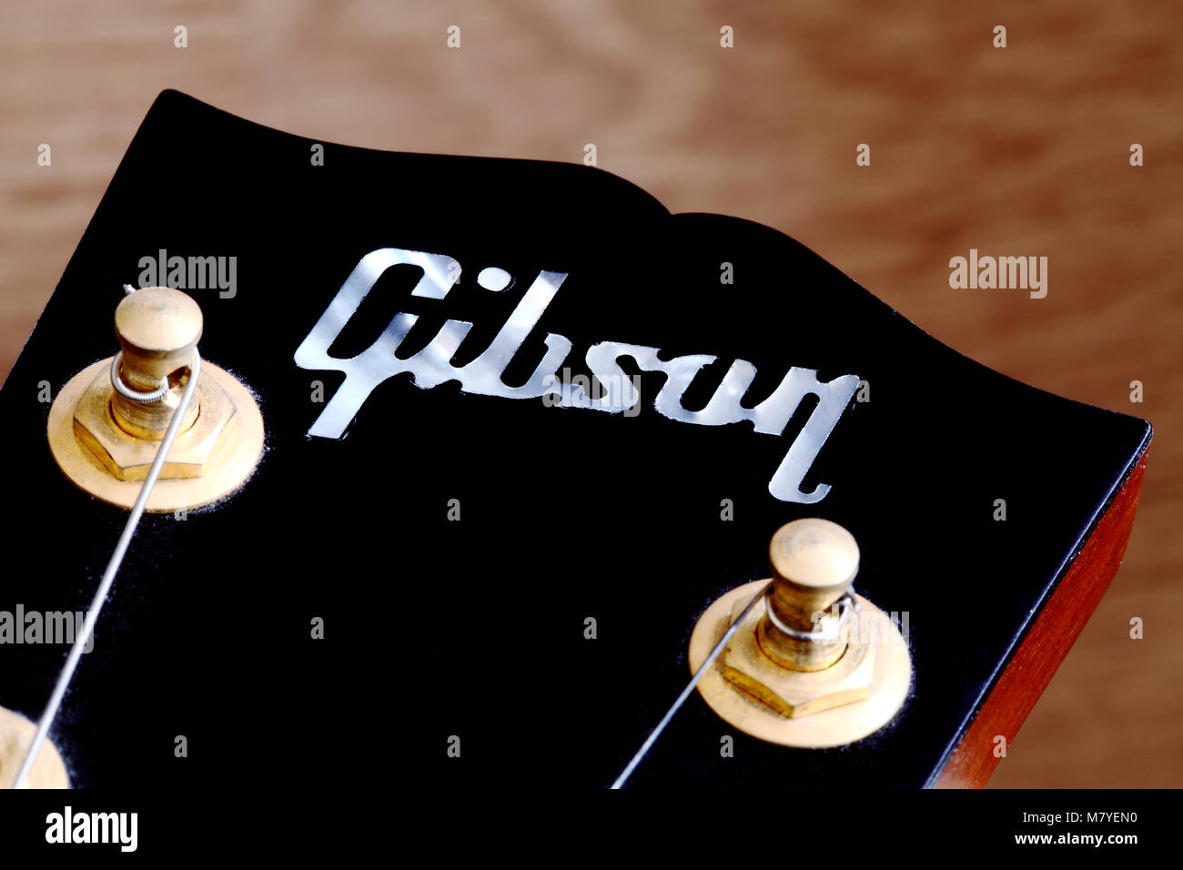 Gibson Guitar Spindelstock, stimmwirbel und Mother-of-Pearl (Perlmutt) Inlay des berühmten Gibson Logo Stockfoto
