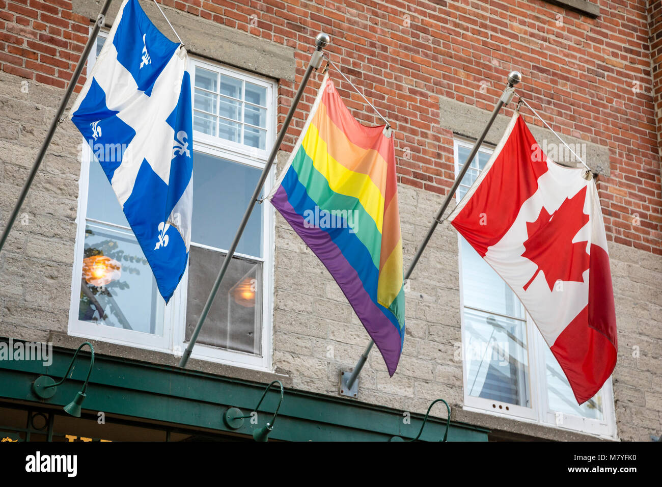 Drei Flaggen in der Stadt Quebec hängen. Kanada, Quebec Provincial, und ein Regenbogen Fag. Stockfoto