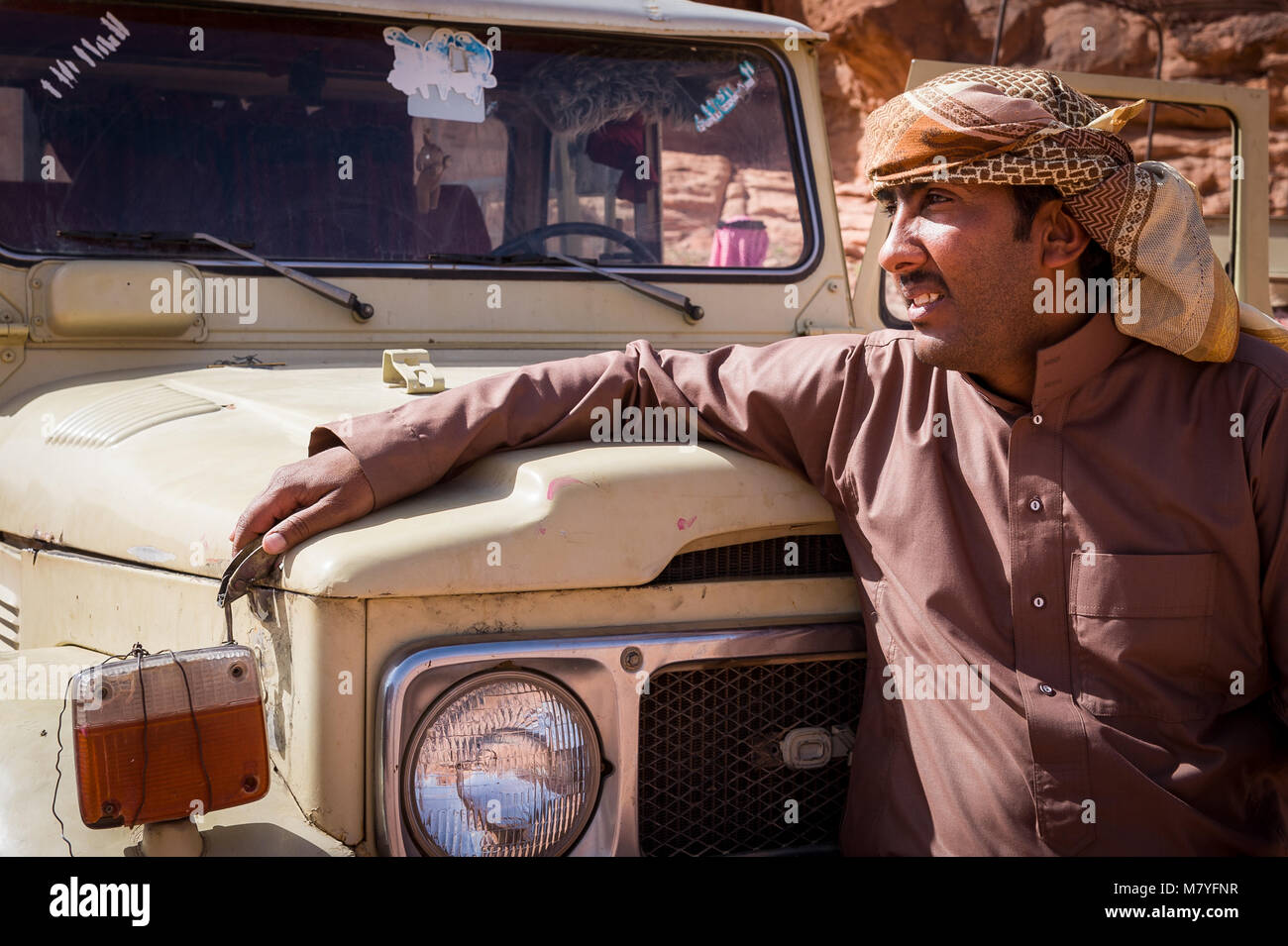 Toyota Fahrer in die Wüste Wadi Rum, Jordanien. Stockfoto