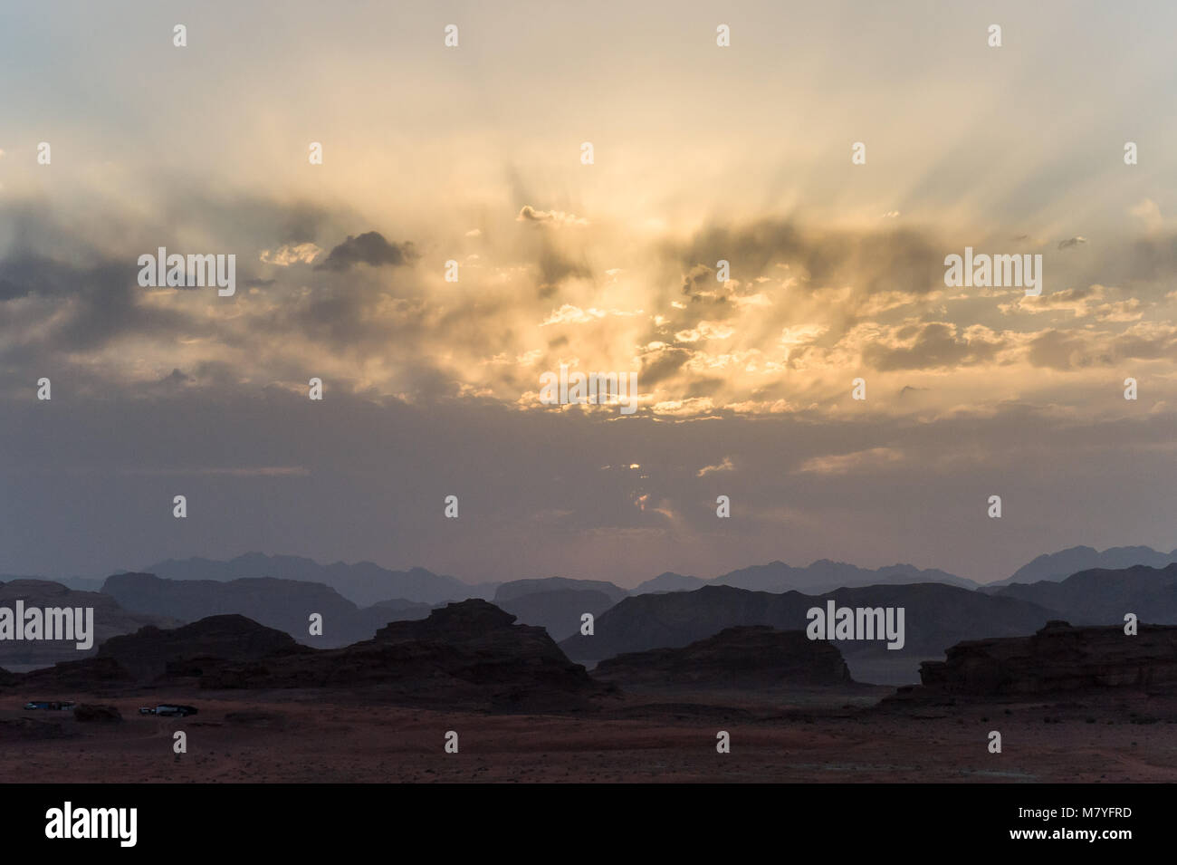 Sonnenuntergang mit Strahlen in der Wüste Wadi Rum, Jordanien. Stockfoto