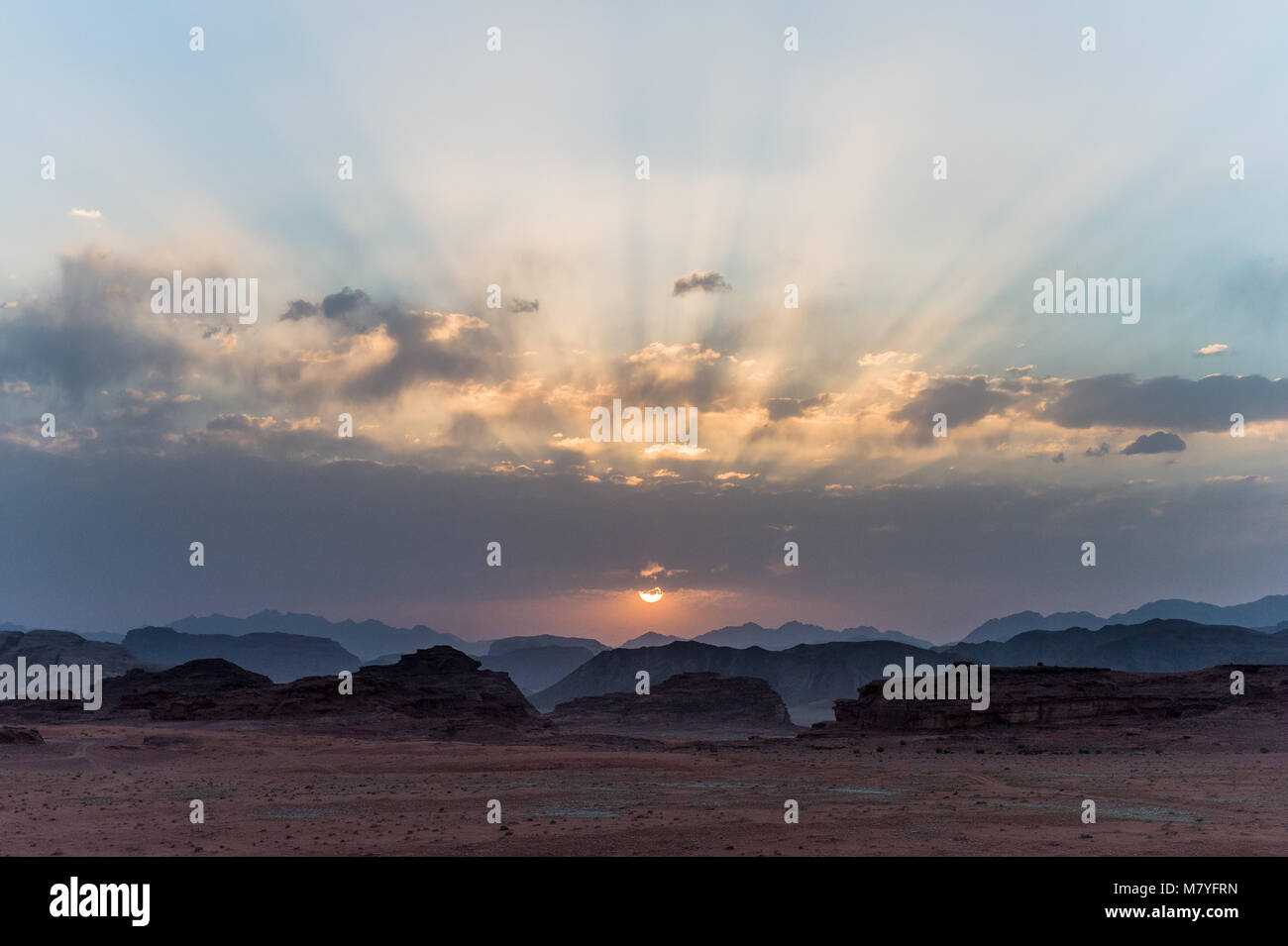 Sonnenuntergang mit Strahlen in der Wüste Wadi Rum, Jordanien. Stockfoto