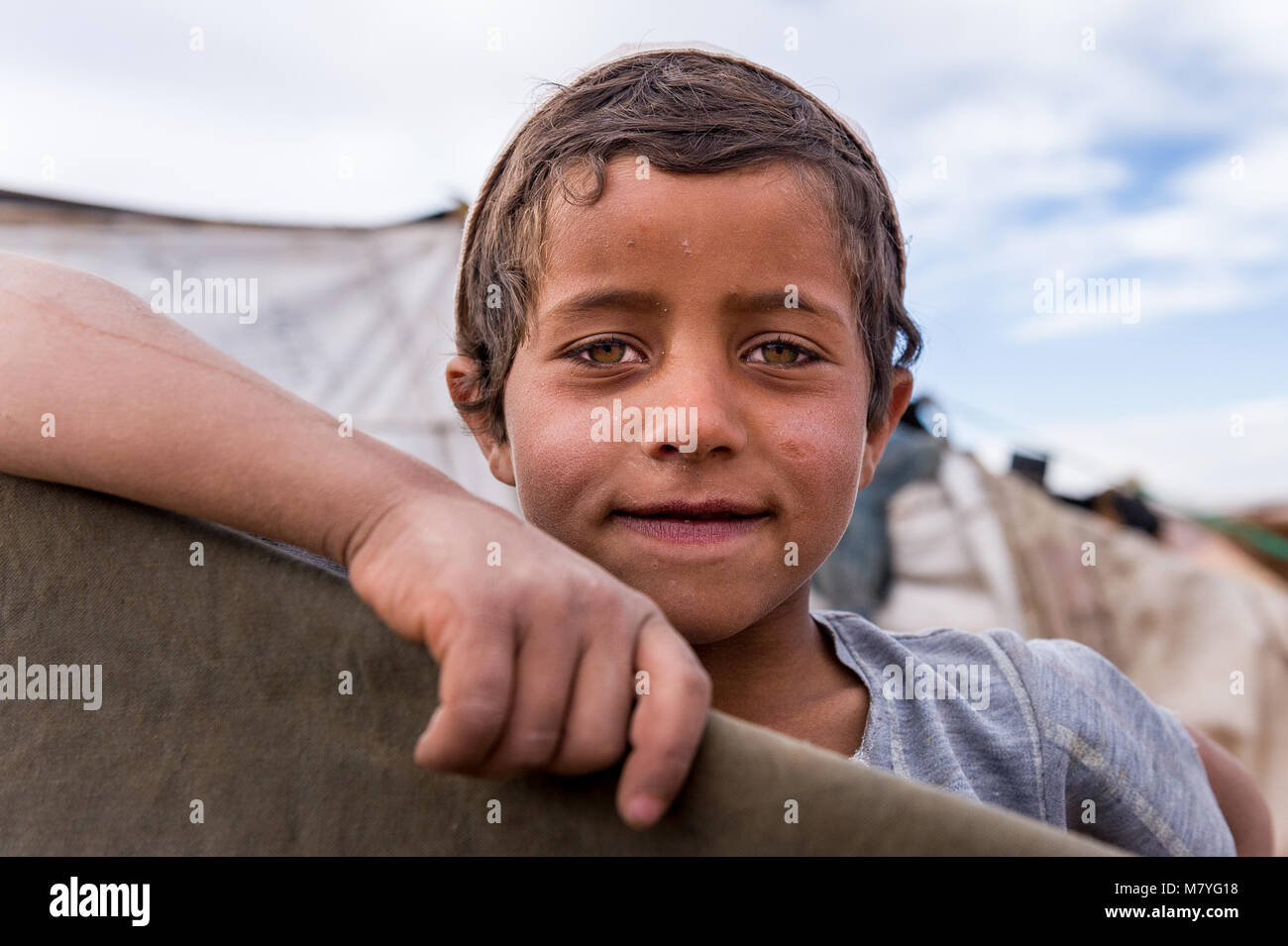 Jungen Beduinen Junge mit seiner Familie an der Grenze zu Jordanien und Saudi-Arabien. Stockfoto