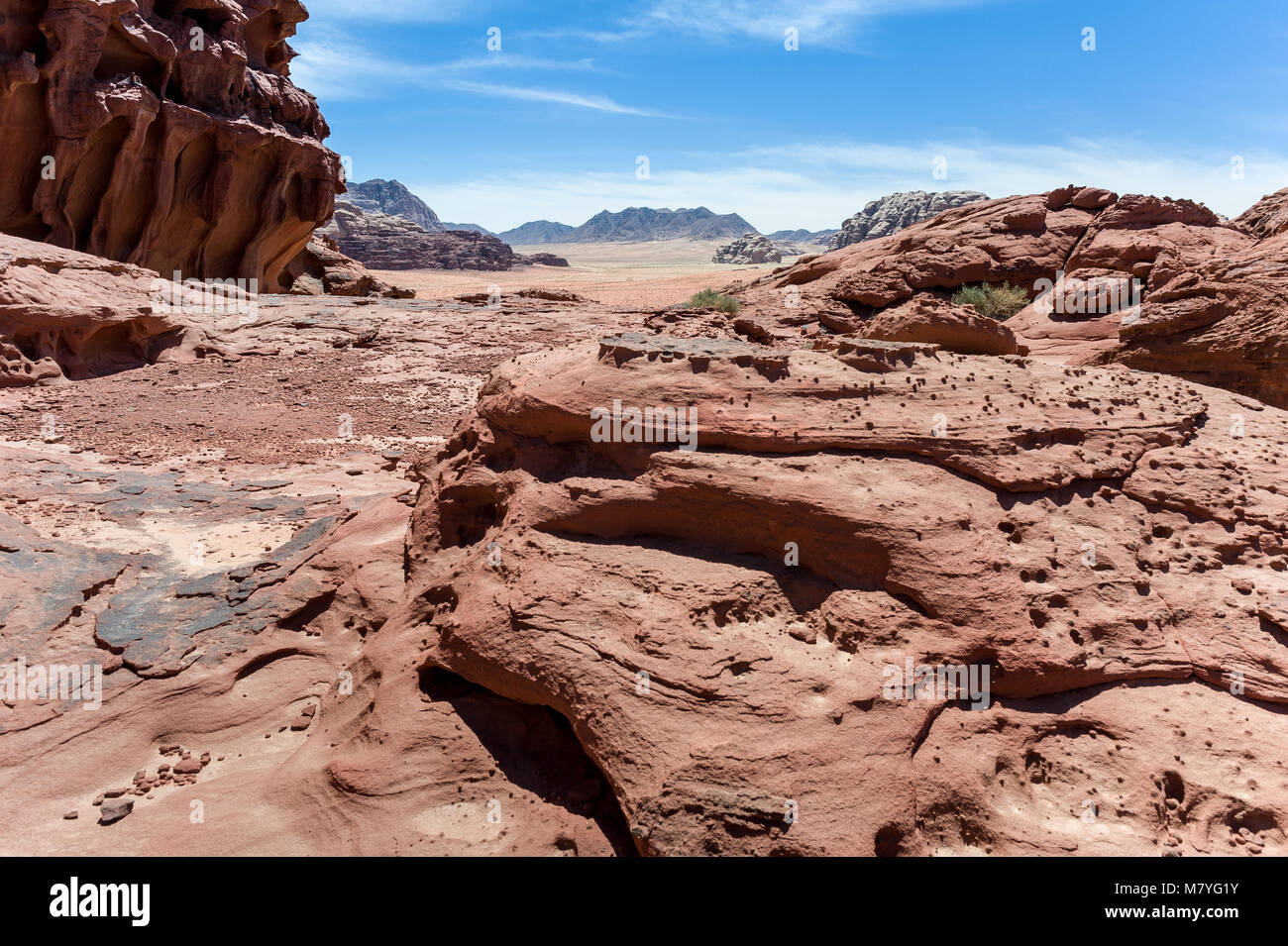 Wadi Rum, das Tal des Mondes, ist ein Tal in den Sandstein und Granit im südlichen Jordanien. Es ist die größte Wadi in Jordanien. Stockfoto