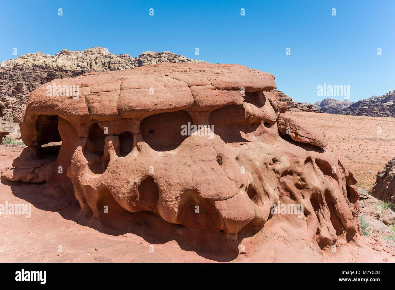 Wadi Rum, das Tal des Mondes, ist ein Tal in den Sandstein und Granit im südlichen Jordanien. Es ist die größte Wadi in Jordanien. Stockfoto