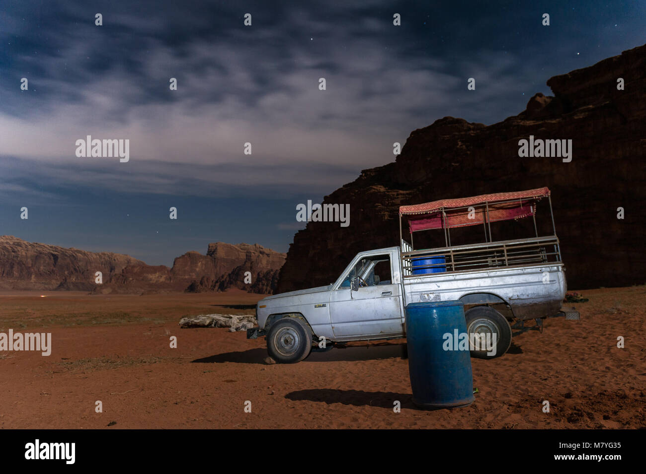 Ausblick bei Nacht Wadi Rum, das Tal des Mondes, ein Tal in den Sandstein und Granit im südlichen Jordanien. Stockfoto
