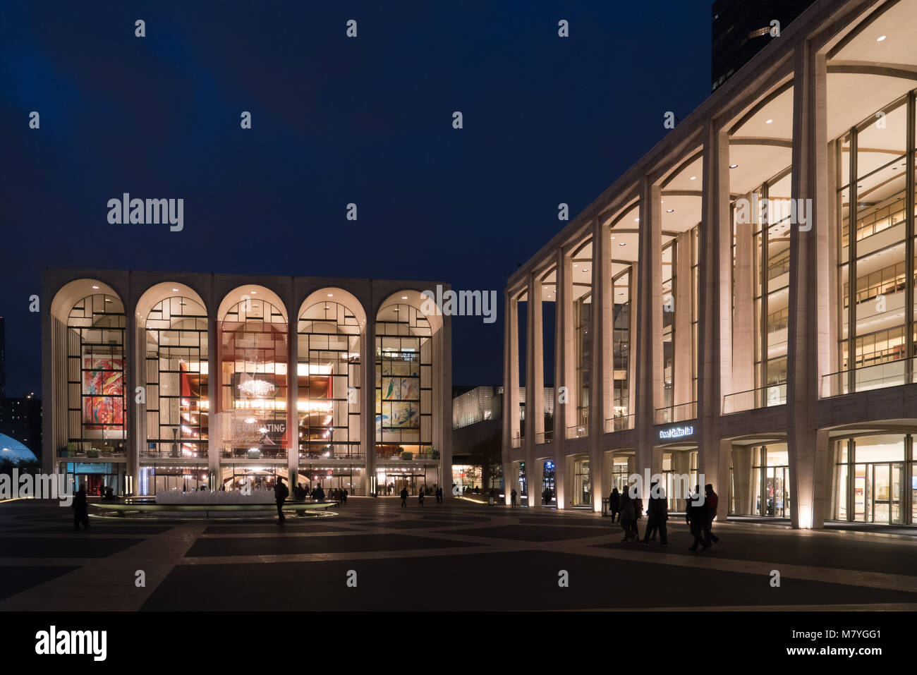 Lincoln Center, New York: Metropolitan Opera House und David Geffen Hall bei Nacht Stockfoto