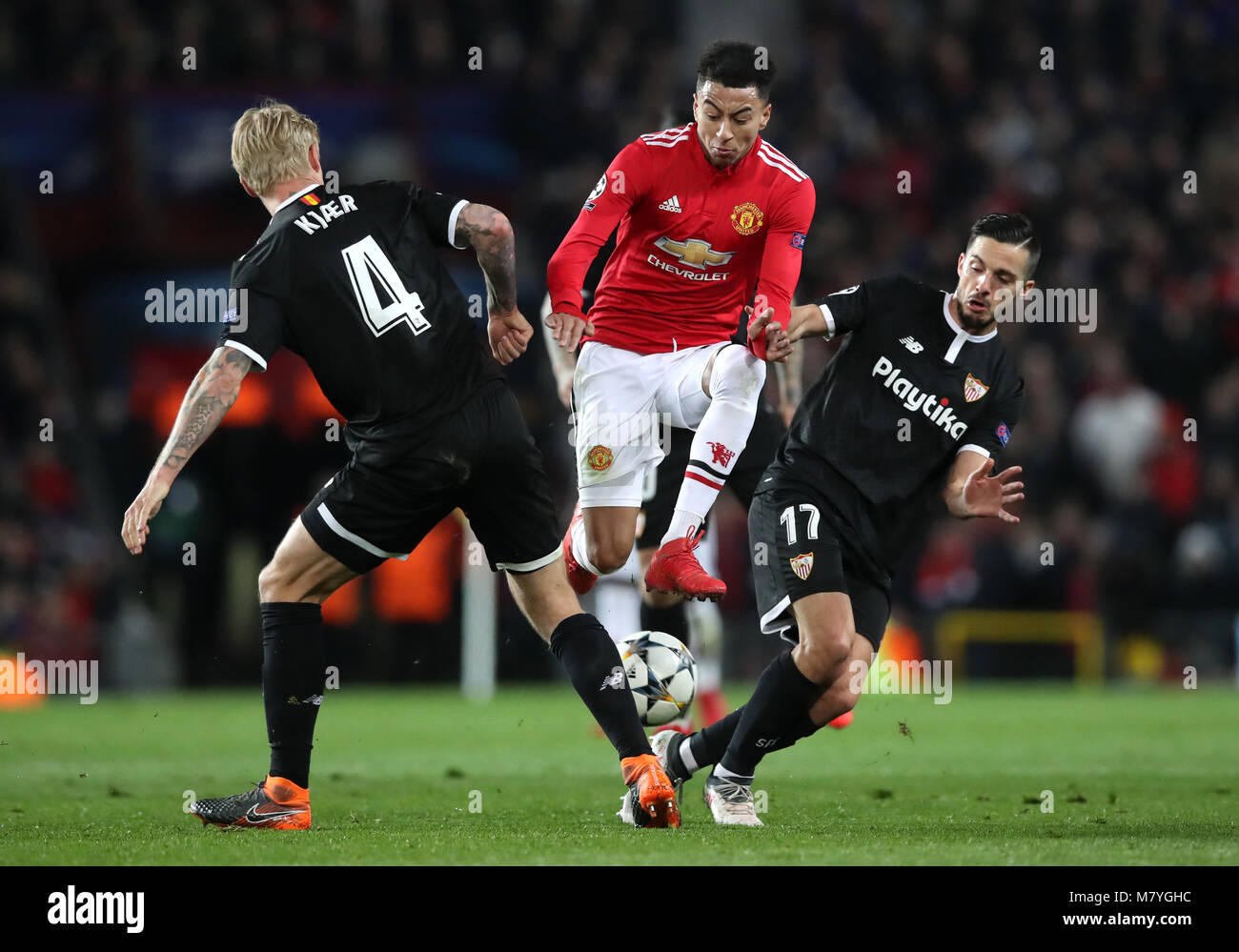 Von Manchester United Jesse Lingard (Mitte) wird von Sevilla's Simon Kjaer und Pablo Saudi Sarabia während der UEFA Champions League Runde 16, zweite Bein Spiel im Old Trafford, Manchester herausgefordert. PRESS ASSOCIATION Foto. Bild Datum: Dienstag, 13. März 2018. Siehe PA-Geschichte Fußball Man Utd. Foto: Martin Rickett/PA-Kabel Stockfoto