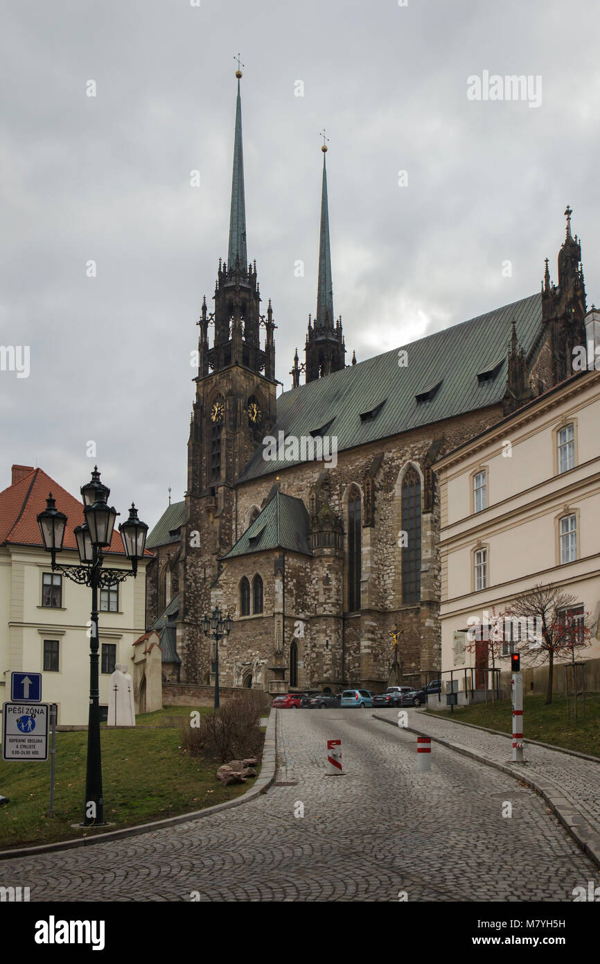 Kathedrale der Heiligen Peter und Paul (Katedrála svatého Petra eine Pavla) auf dem Petrov Hügel im Bild von Grand Street in Brünn, Tschechische Republik. Stockfoto