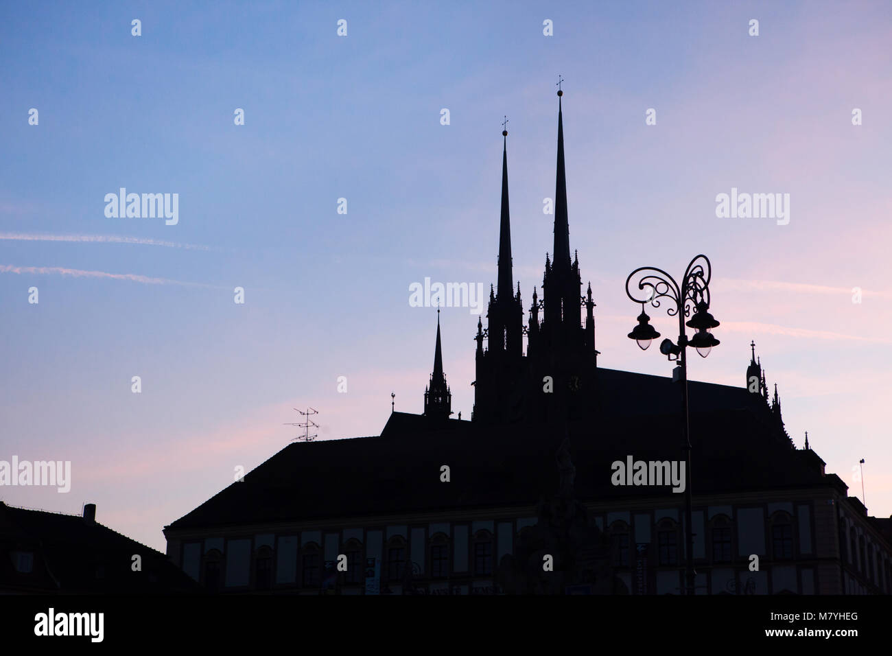 Sonnenuntergang über der Kathedrale der Heiligen Peter und Paul (Katedrála svatého Petra eine Pavla) auf dem Petrov Hügel Bild vom Gemüsemarkt (Zelný trh) in Brünn, Tschechien. Stockfoto