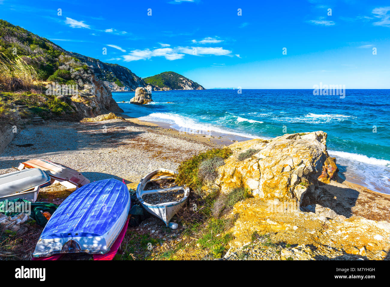 Insel Elba, Portoferraio Sansone la Sorgente Strand Küste und alten Booten. Toskana, Italien, Europa. Lange Belichtung. Stockfoto