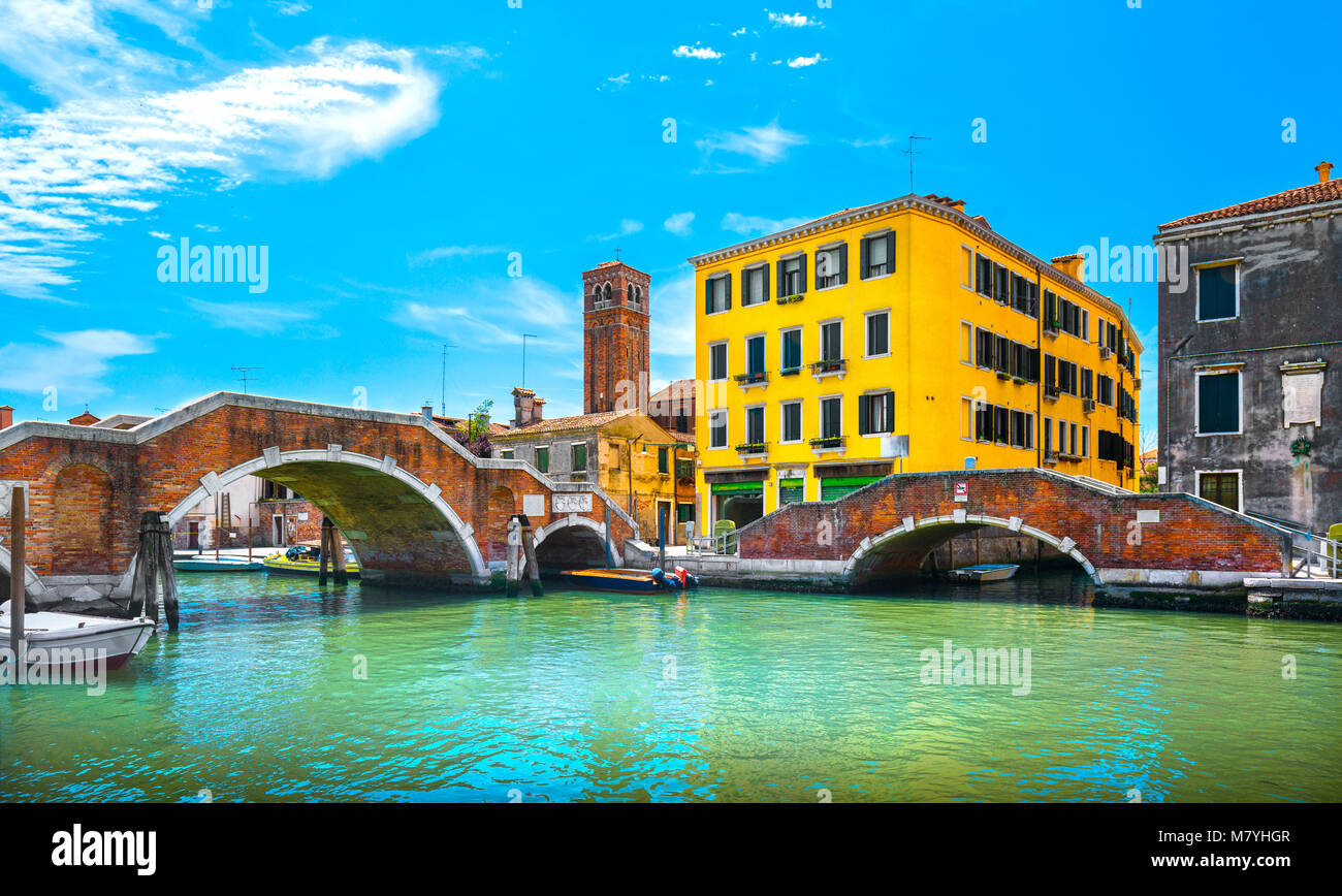 Venedig, Wasser, Kanal und Brücke in Cannaregio. Italien. Stockfoto