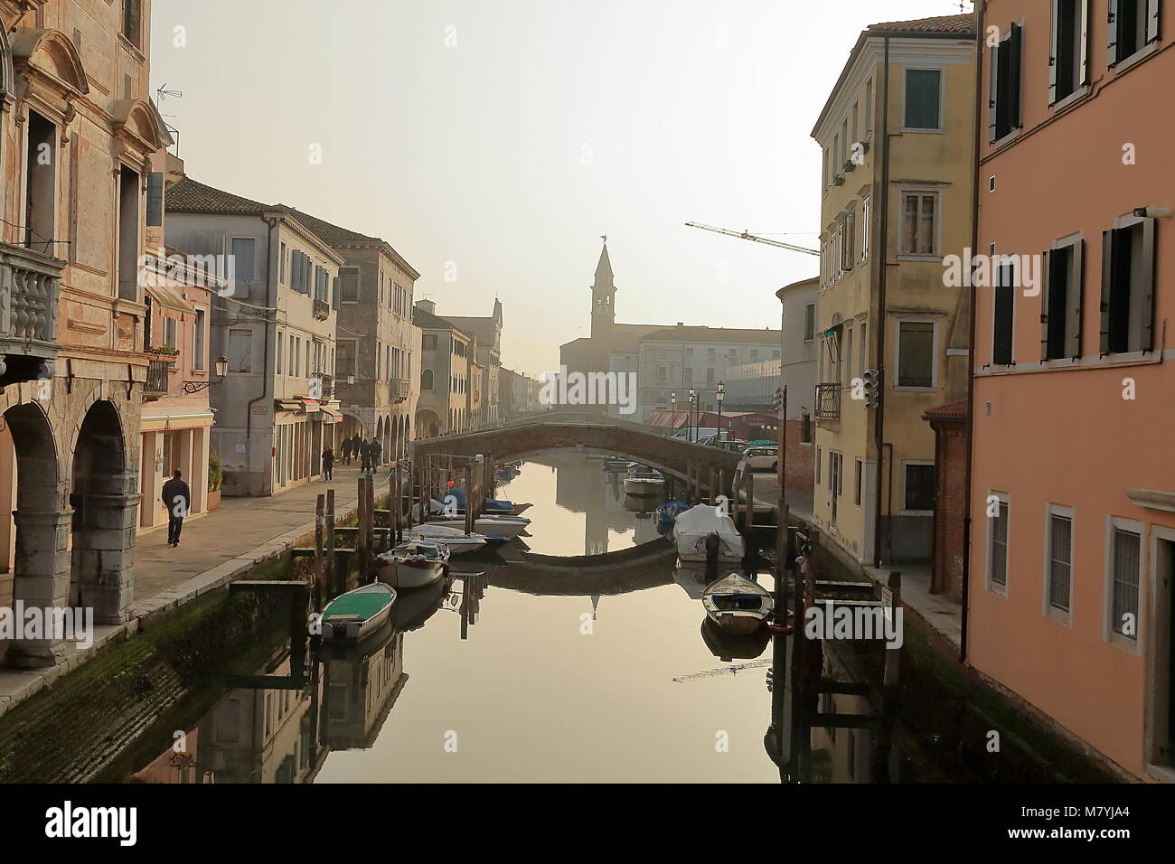 Chioggia, Italien bis zum 28. Januar 2018. Stadtbild von Chioggia Altstadt. Canal Vena mit Booten. Stockfoto