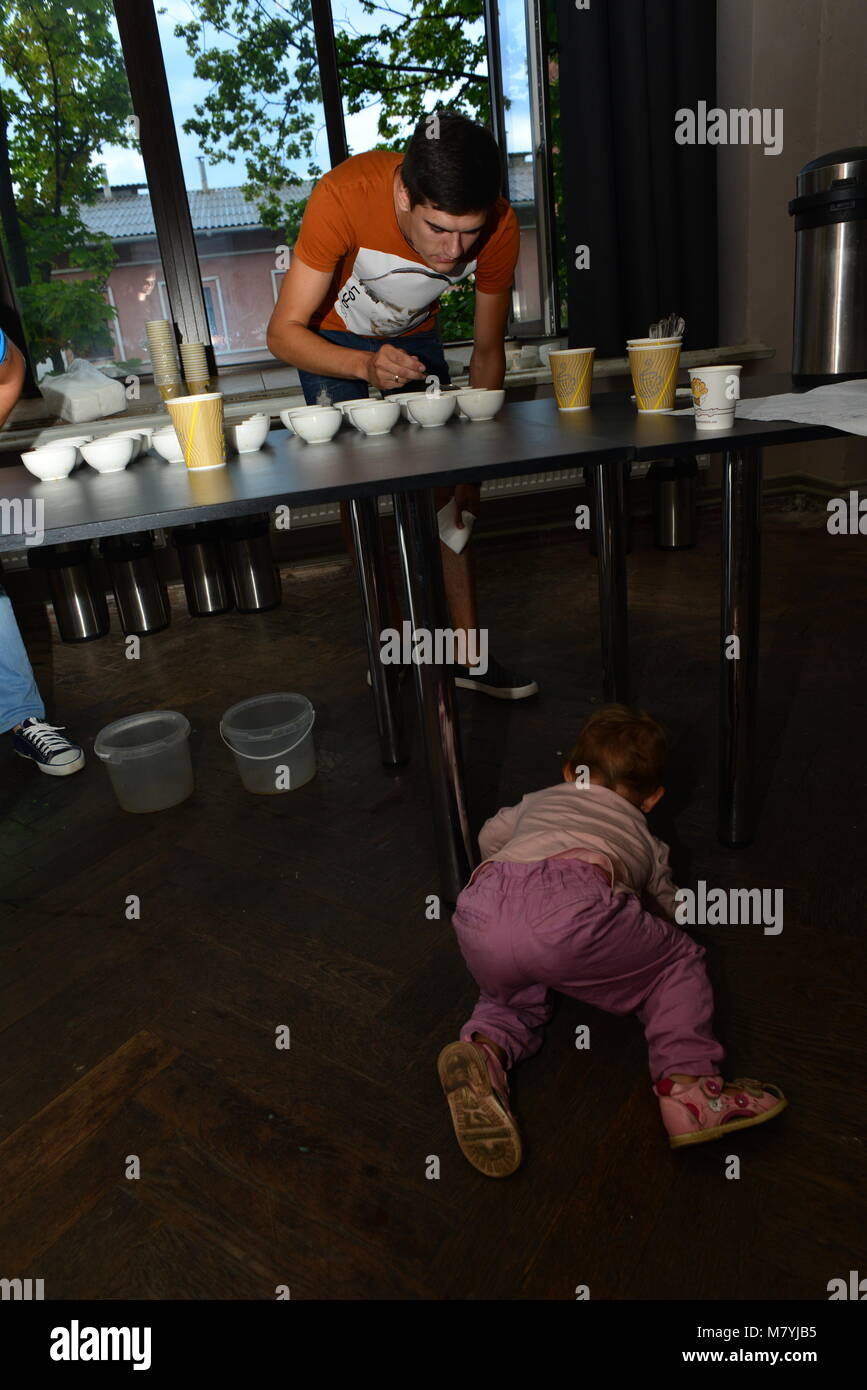Ein Zicklein, spielend unter die Tabelle während der cuptasting Wettbewerb Stockfoto