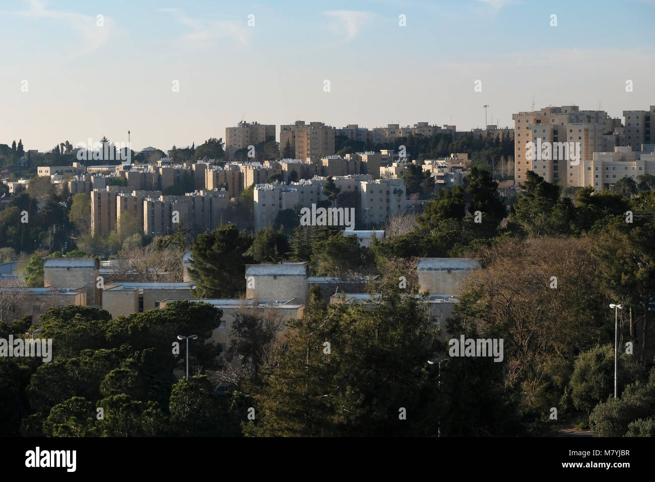 Blick auf den Französisch-Hügel eine israelische Nachbarschaft befindet sich neben Mount Scopus in einem Gebiet, das seit dem sechs-Tage-Krieg 1967 besetzt und später einseitig von Israel nach dem Jerusalem-Gesetz im Jahr 1980 annektiert wurde. Nord Ost-Jerusalem-Israel Stockfoto