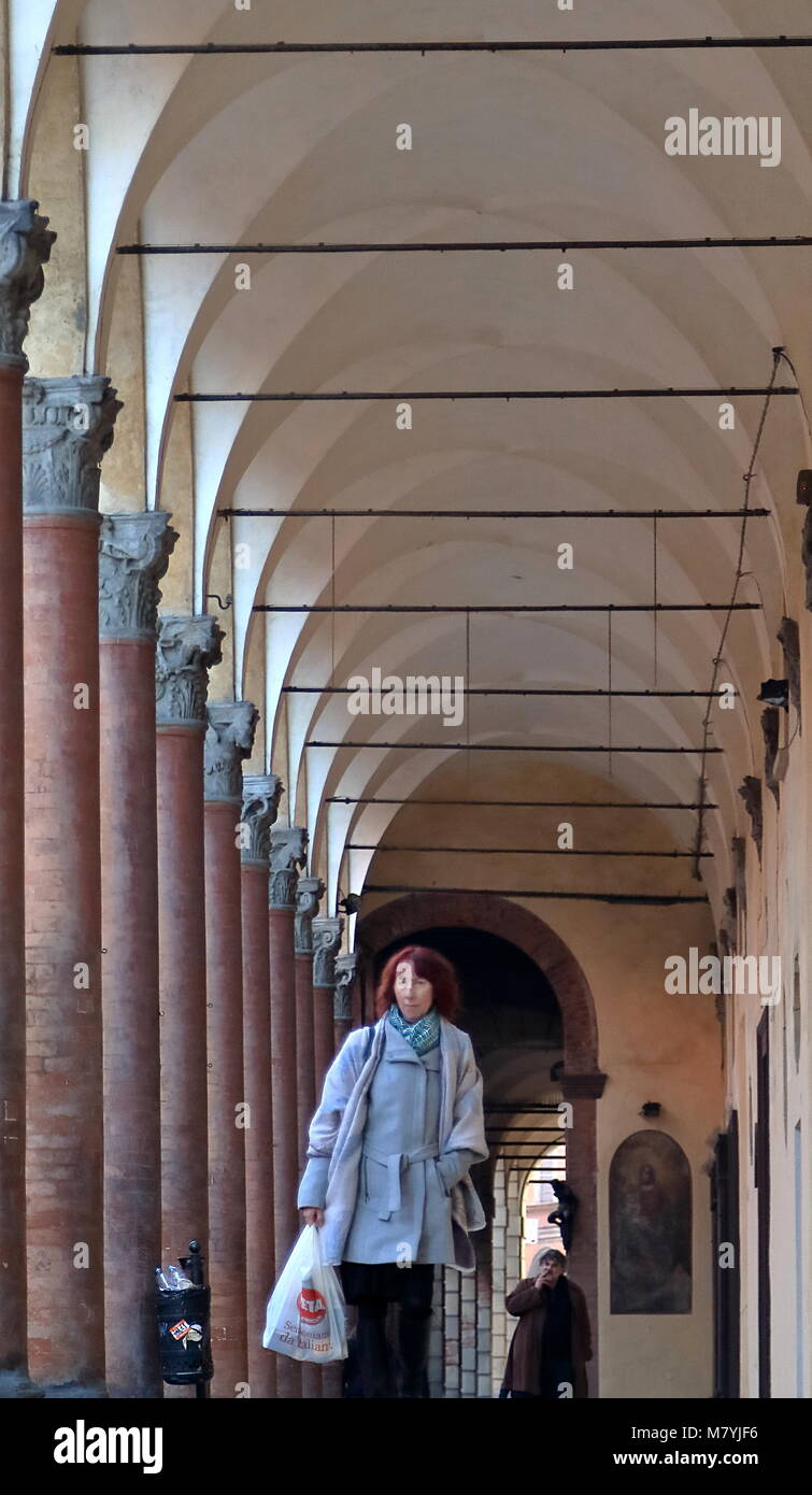 Bologna, Italien - Januar 29, 2018: Die Menschen gehen durch einen Portikus, überdachten Gehweg Stockfoto
