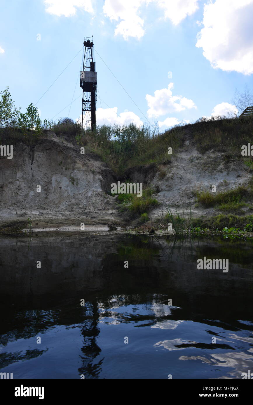 Ein Bohrturm in der Nähe des Flusses Worskla, Ukraine Stockfoto