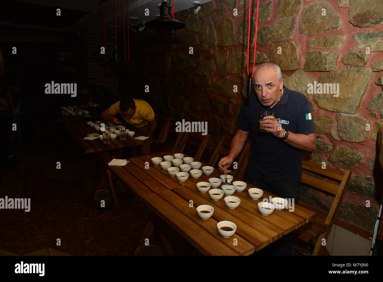 Eine Person, die an der cuptasting Wettbewerb - blind anspruchsvolle Kaffee Stockfoto