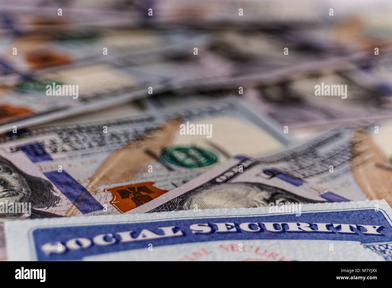 Social Security Card und ein Bett, das Geld für die hohen Kosten des Lebens auf einem festen Einkommen ICH Stockfoto