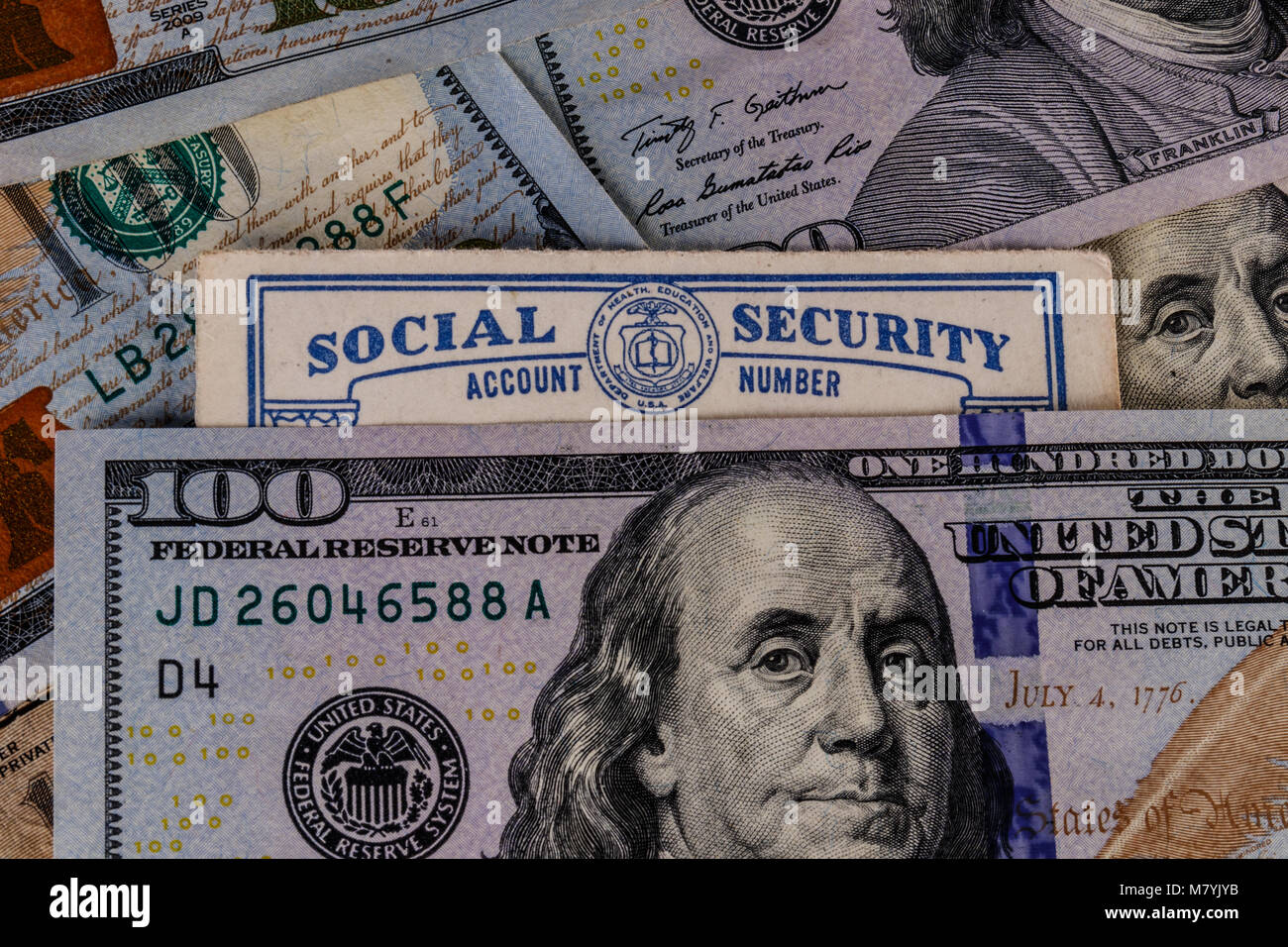 Alte Social Security Card und ein Bett, das Geld für die hohen Kosten des Lebens auf einem festen Einkommen III Stockfoto