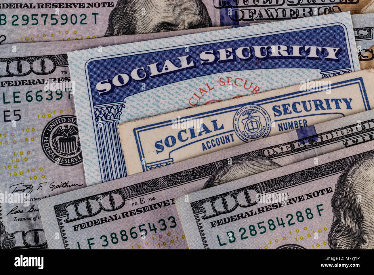 Sozialversicherung Karten und ein Bett, das Geld für die hohen Kosten des Lebens auf einem festen Einkommen IV Stockfoto