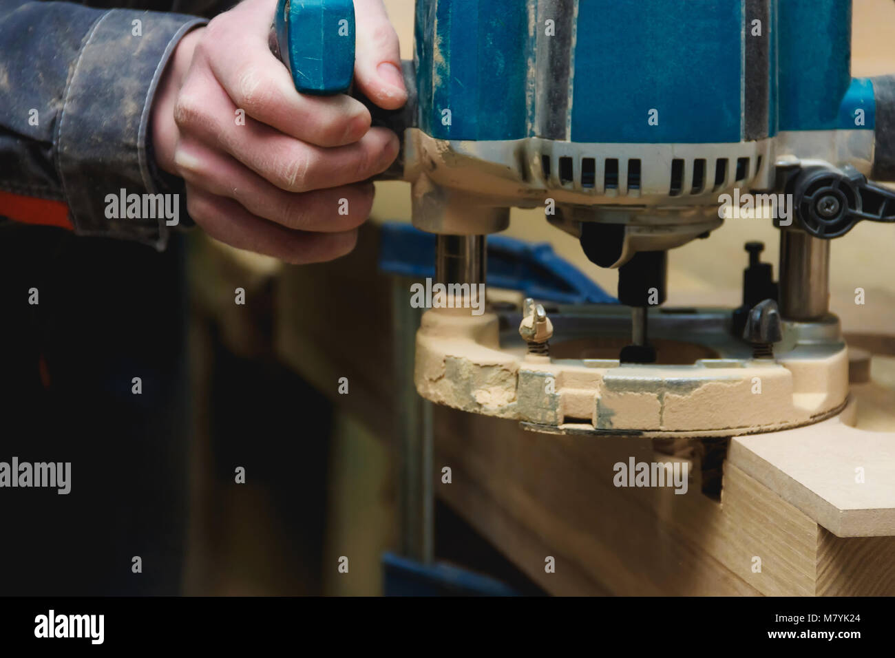 Tischler arbeiten manuelle Fräsmaschine in Schreinerei mit Copyspace. Industrielle Fertigung Konzept. Stockfoto