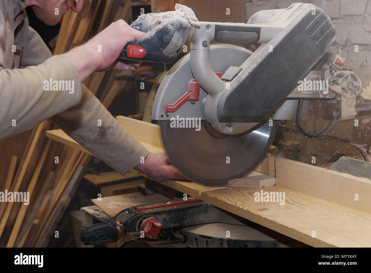 Tischler Arbeiten an Holzbearbeitungsmaschinen in der Schreinerei. Männliche Hand schließen. Stockfoto