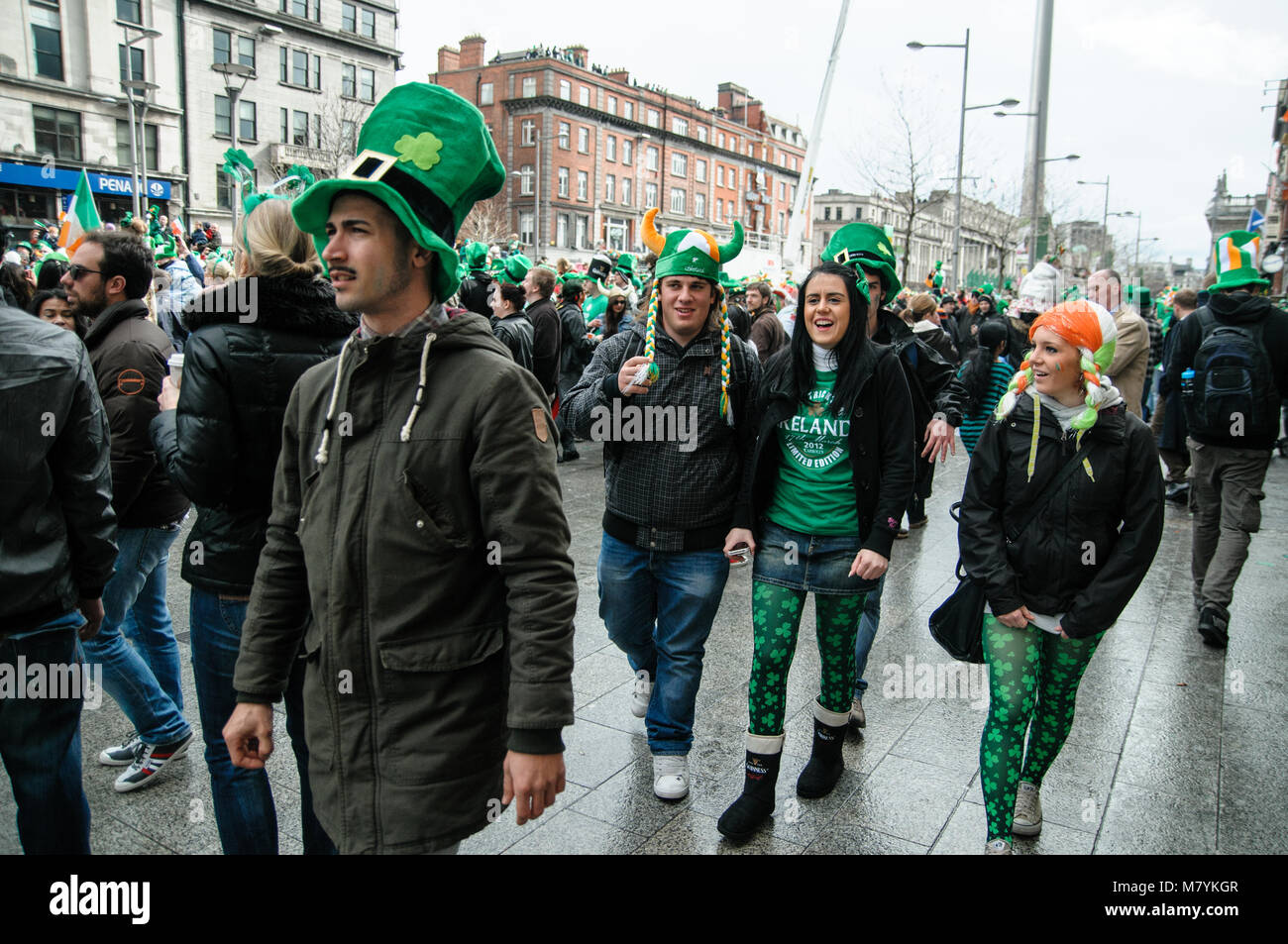 Die leute genießen die st patricks day parade in dublin Fotos und