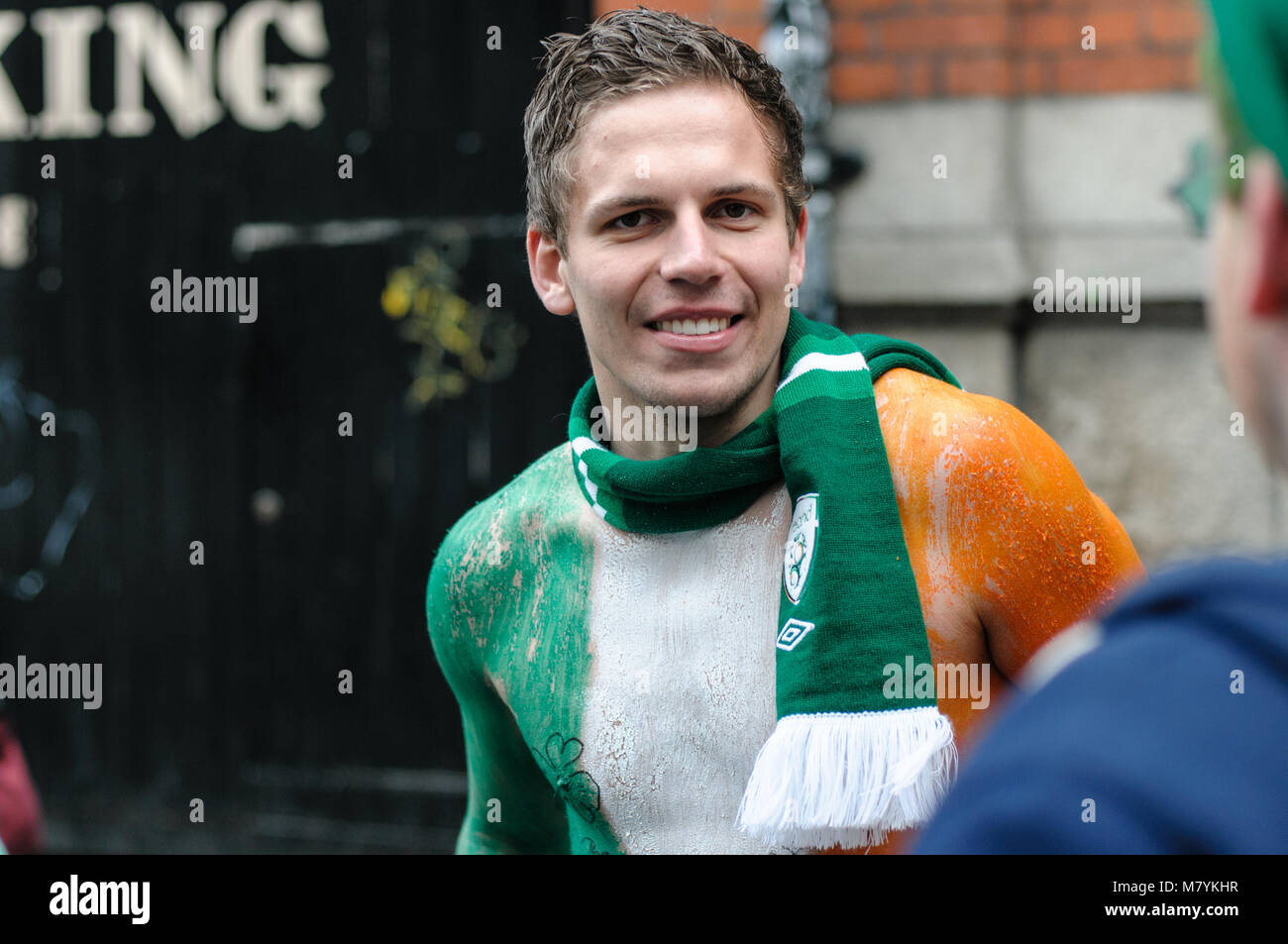 Man lackiert in den Farben der irischen Flagge während der St. Patrick's Day in Dublin, Irland. Stockfoto