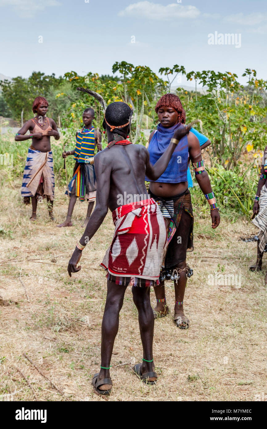 Ein männlicher Hamar Hamar Tribesman Peitschen junge Frauen während einer 'Erwachsen' Stier springen Zeremonie, Dimeka, Omo Valley, Äthiopien Stockfoto