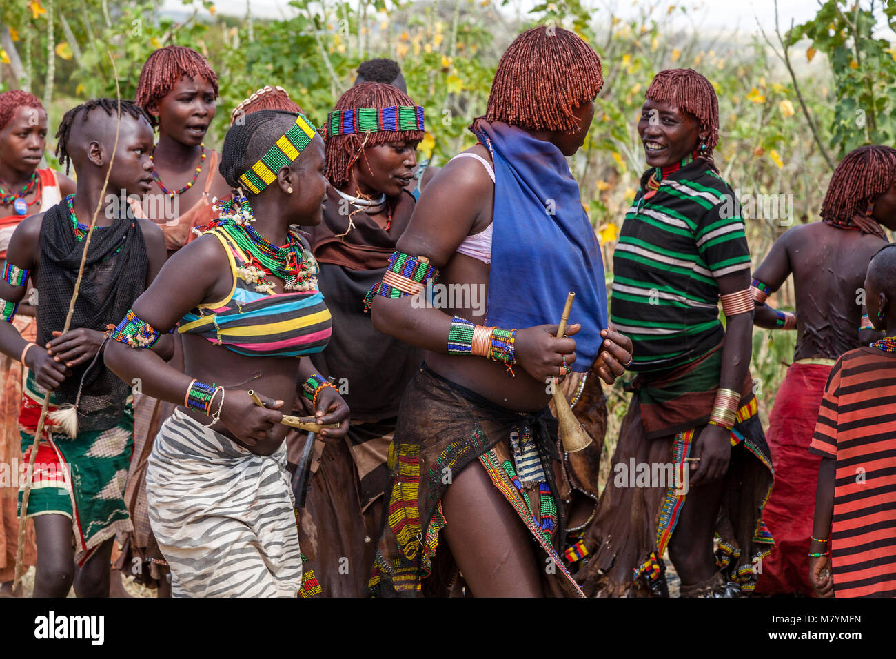 Junge Hamar Frauen tanzen an einen Stier springen Zeremonie, Dimeka, Omo Valley, Äthiopien Stockfoto