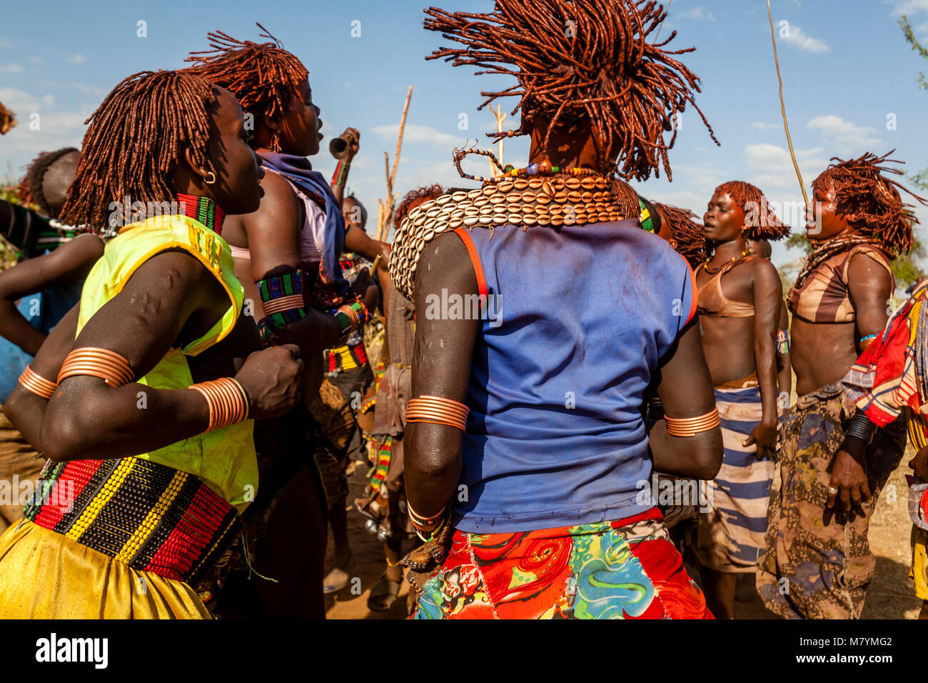 Junge Hamar Frauen tanzen an einen Stier springen Zeremonie, Dimeka, Omo Valley, Äthiopien Stockfoto