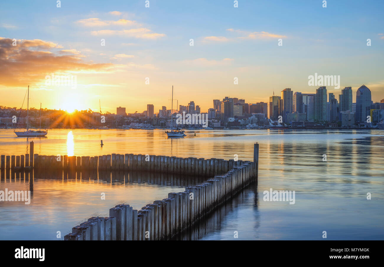 Hafen von San Diego und Skyline bei Sonnenaufgang. San Diego, Kalifornien, USA. Stockfoto