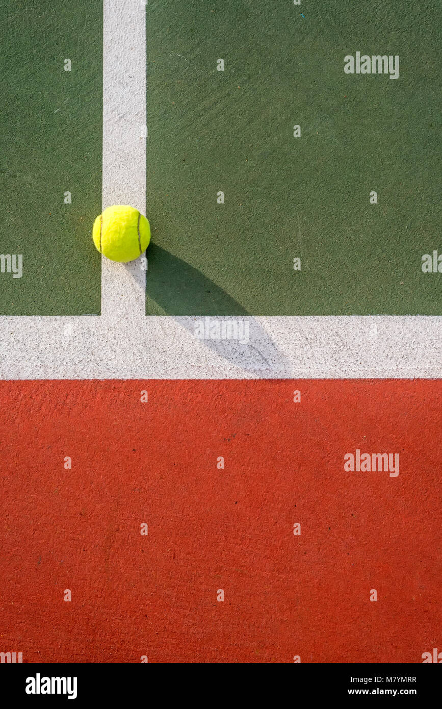 Nahaufnahme von einem Tennisplatz und gemalten Linien. Stockfoto