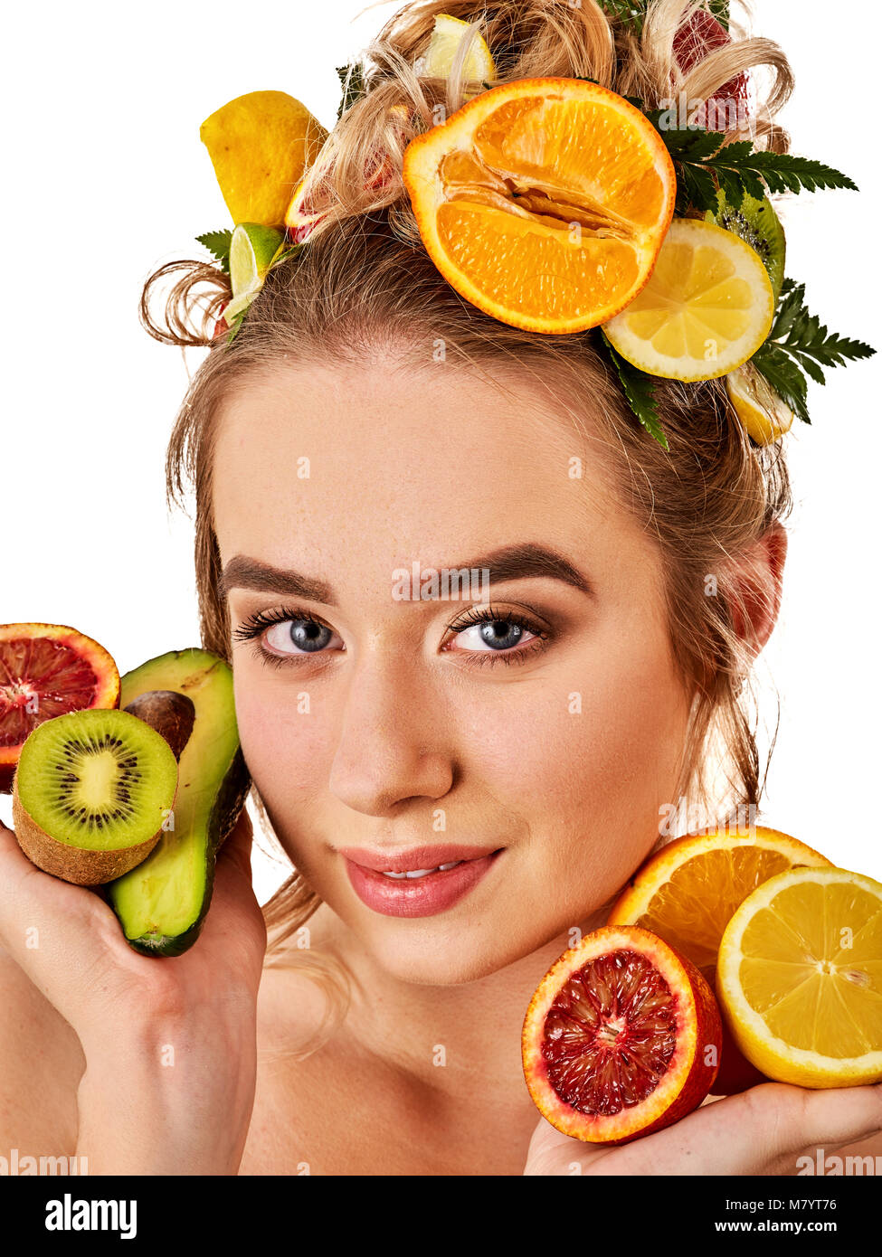 Haarmaske aus frischen Früchten auf Frau Kopf. Mädchen mit schönen ...