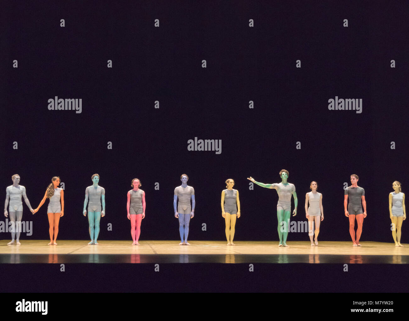 Vorhang auf für das Ballett des Grand miroir. Choreographie von Saburo Teshigawara, Musik von ESA-Pekka Salonen, Opernhaus Garnier, Paris, Frankreich Stockfoto