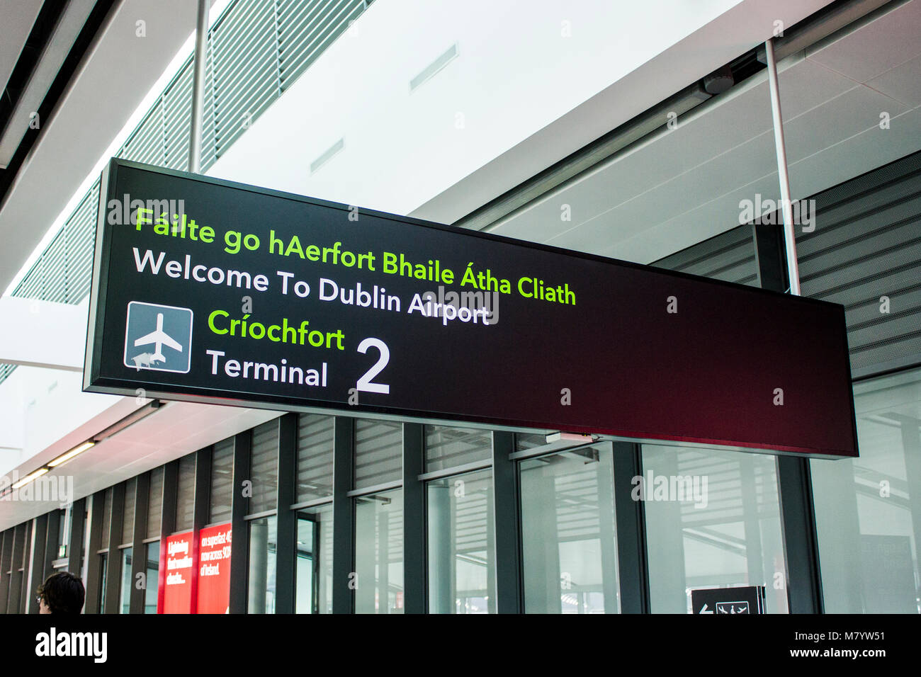 Zweisprachige Schilder in Irisch und Englisch in Dublin Airport (Aerfort Bhaile Atha Cliath), Republik von Irland Stockfoto